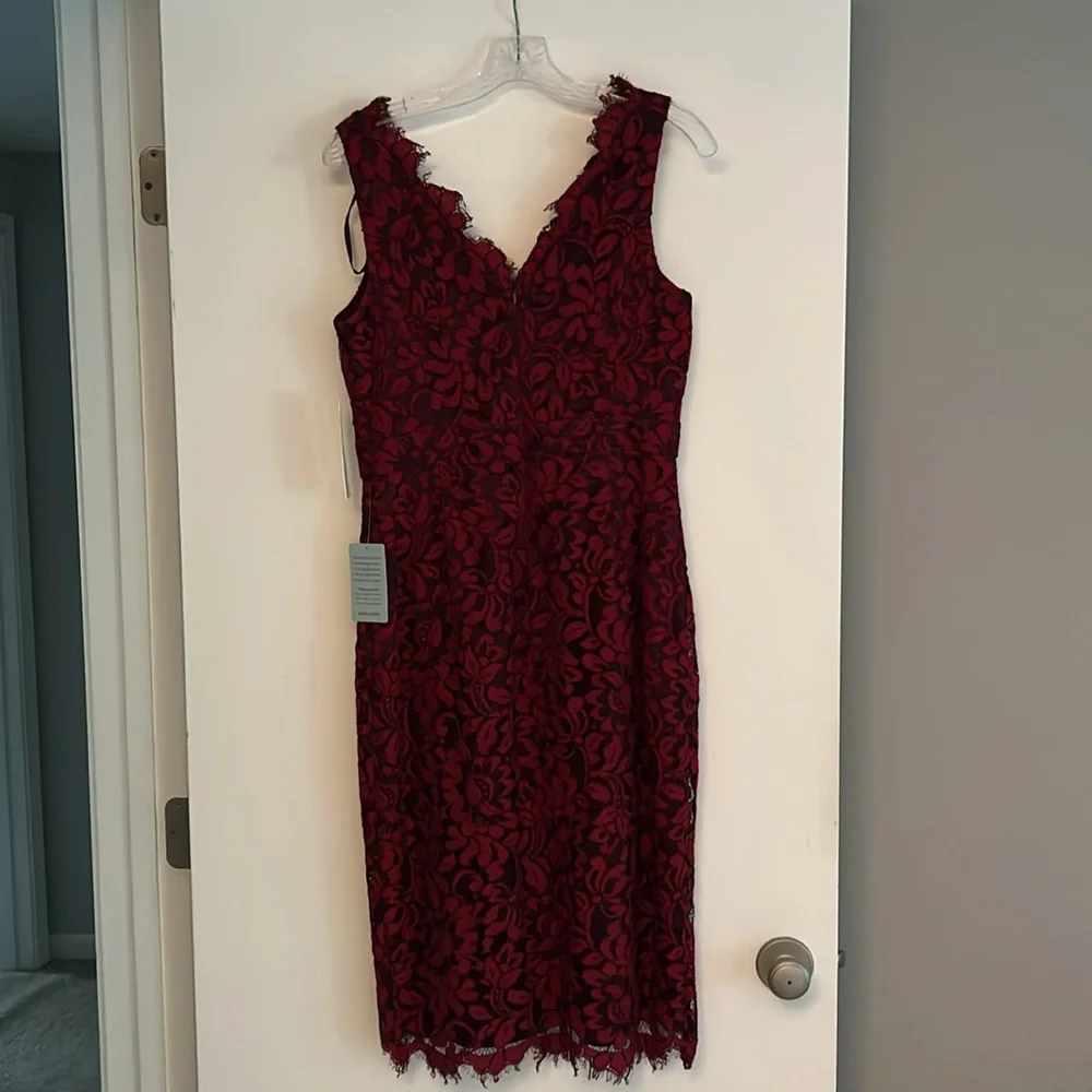 Eliza J Burgundy Lace Sheath Tulip Hem V-Neck Sleeveless Cocktail Dress - Picture 4 of 6